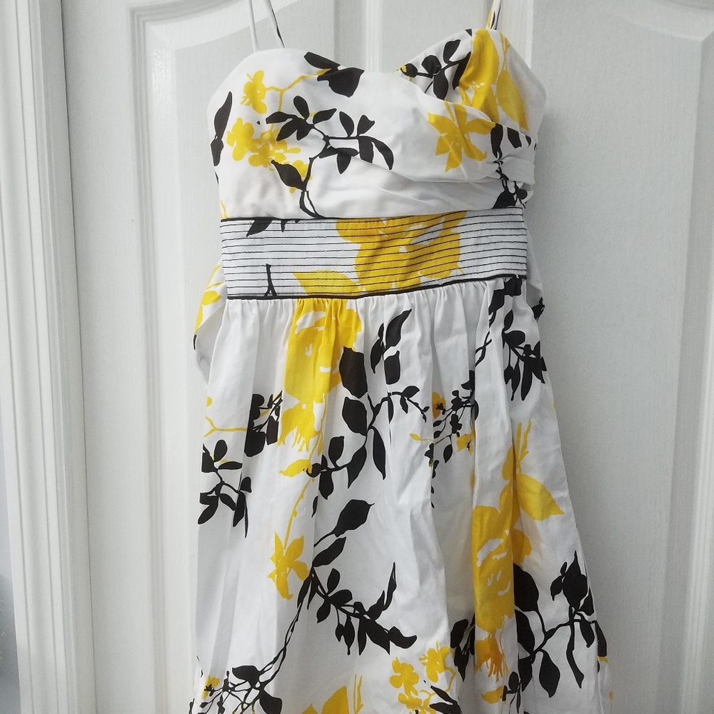 NWOT women's yellow floral print dress w padding